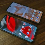 Hai mẫu điện thoại thông minh Motorola Razr 2024 và Google Pixel 9 Pro thể hiện khả năng tương thích của launcher mặc định Android.