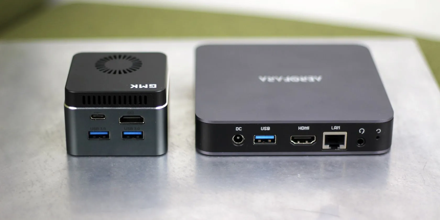 Hai mẫu máy tính mini PC nhỏ gọn, biểu tượng cho sự tiết kiệm năng lượng và hiệu quả về không gian của dòng sản phẩm này.