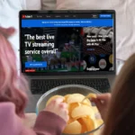 Hai người xem YouTube TV trên màn hình laptop
