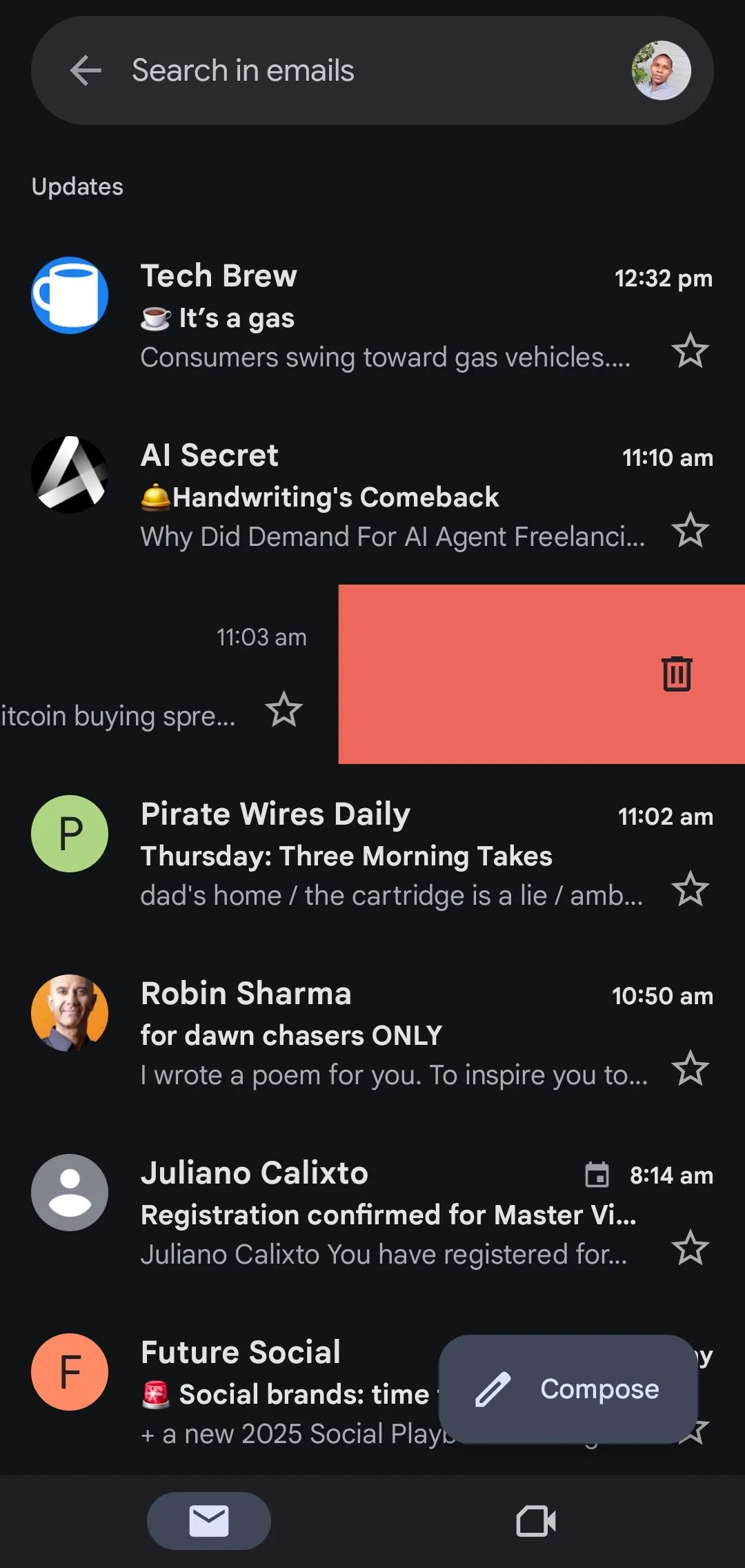 Hành động vuốt sang phải trên ứng dụng Gmail để quản lý email