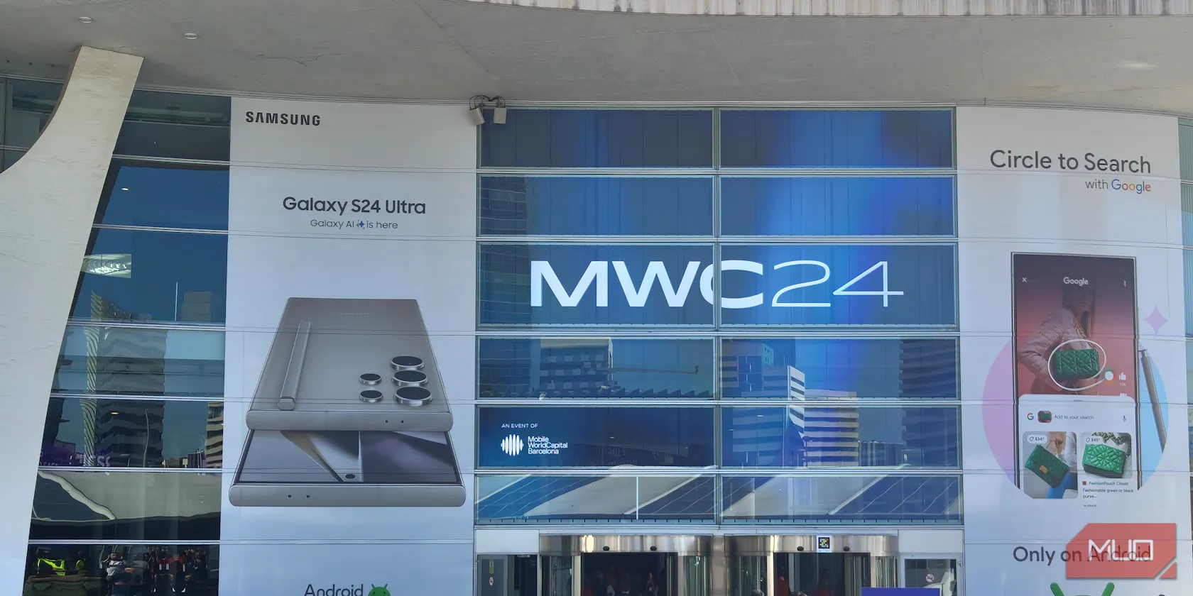 Hành lang sảnh chính sự kiện MWC tại Barcelona, nơi hội tụ công nghệ toàn cầu