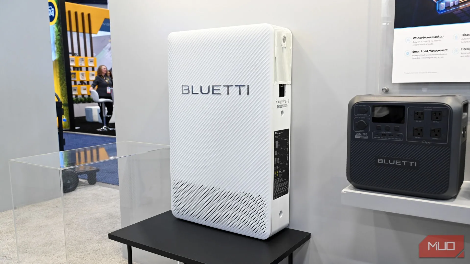 Hệ thống lưu trữ năng lượng gia đình Bluetti EnergyPro 6K nhìn từ bên cạnh, cho thấy thiết kế tích hợp và hiện đại.
