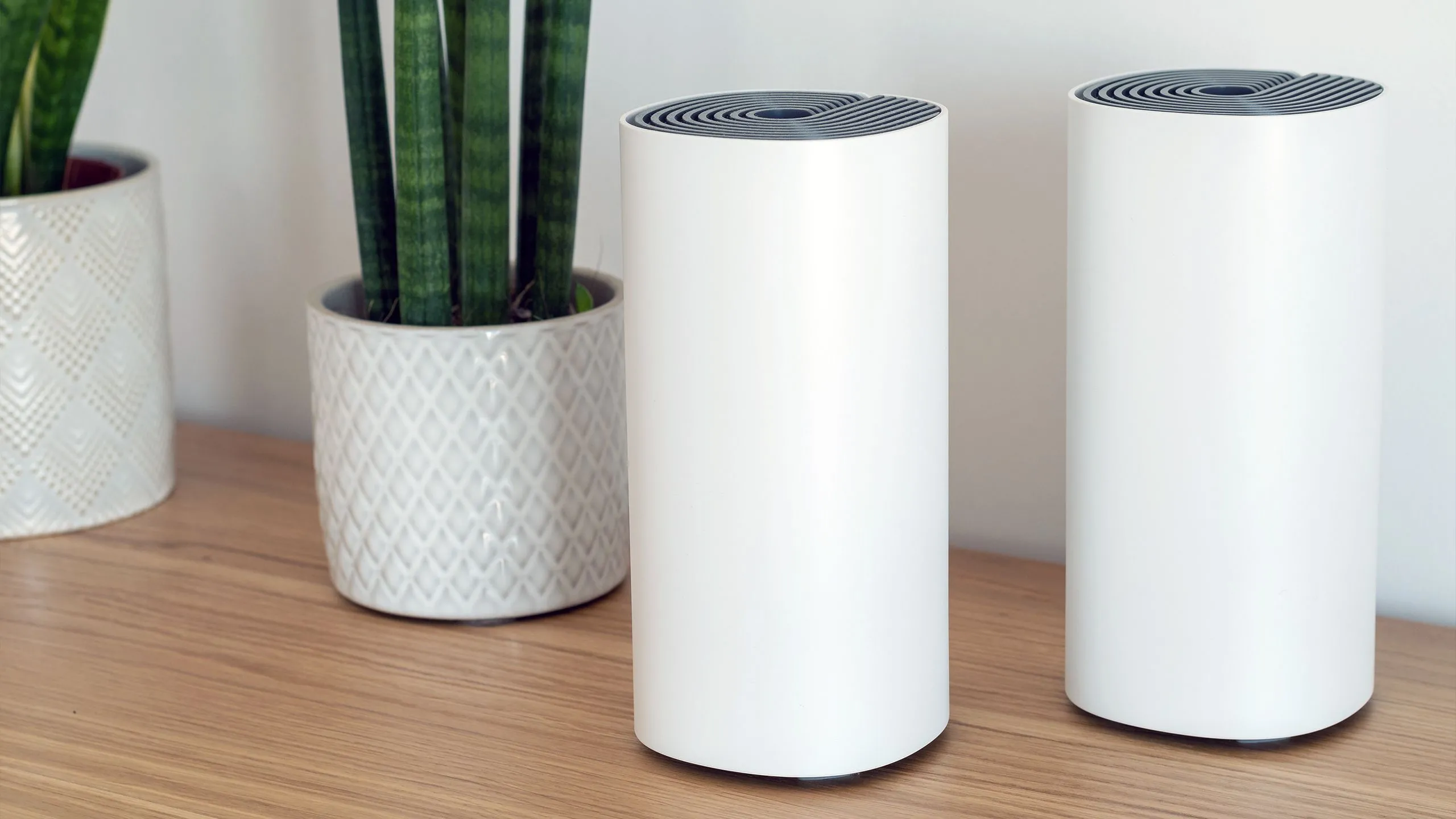 Hệ thống nhiều router Mesh Wi-Fi được bố trí trong không gian sống, thể hiện khả năng mở rộng vùng phủ sóng Wi-Fi dễ dàng và linh hoạt.