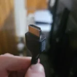 Hình ảnh cận cảnh cáp HDMI, minh họa kết nối cho tính năng HDMI-CEC.
