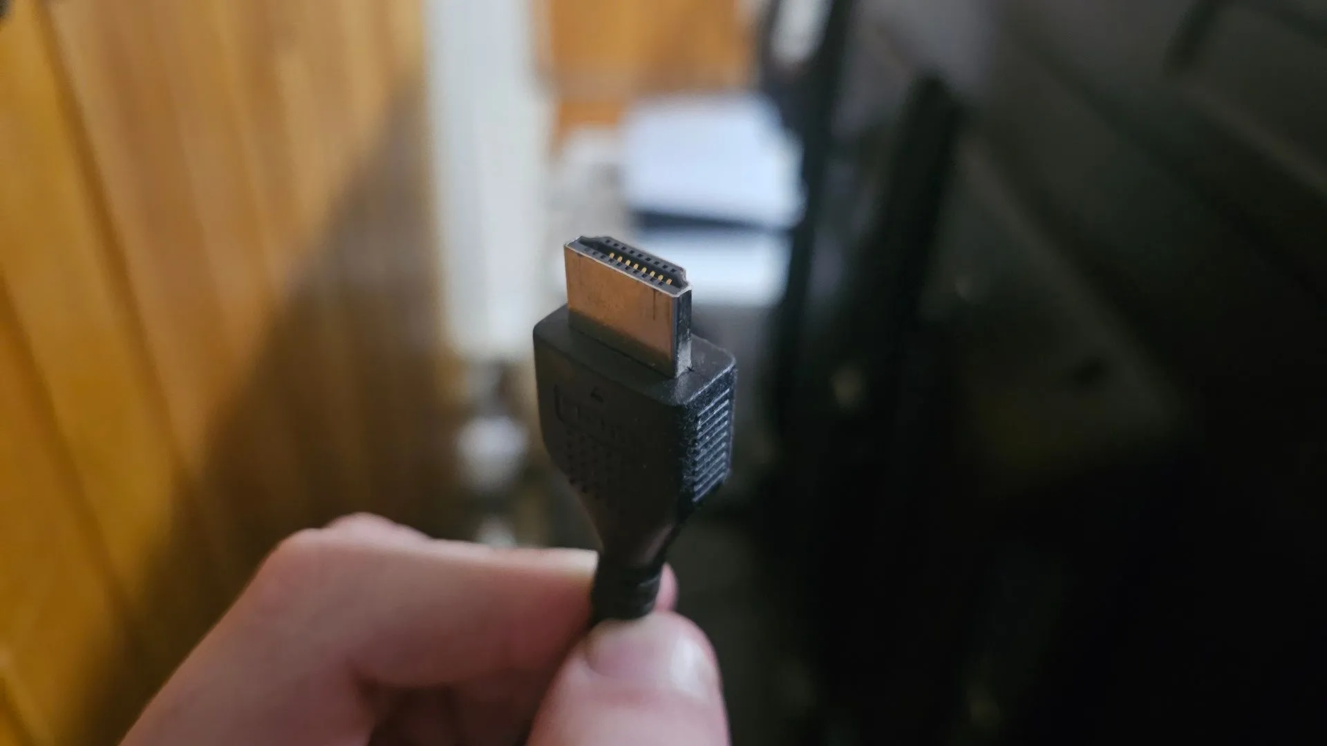 Hình ảnh cận cảnh cáp HDMI, minh họa kết nối cho tính năng HDMI-CEC.