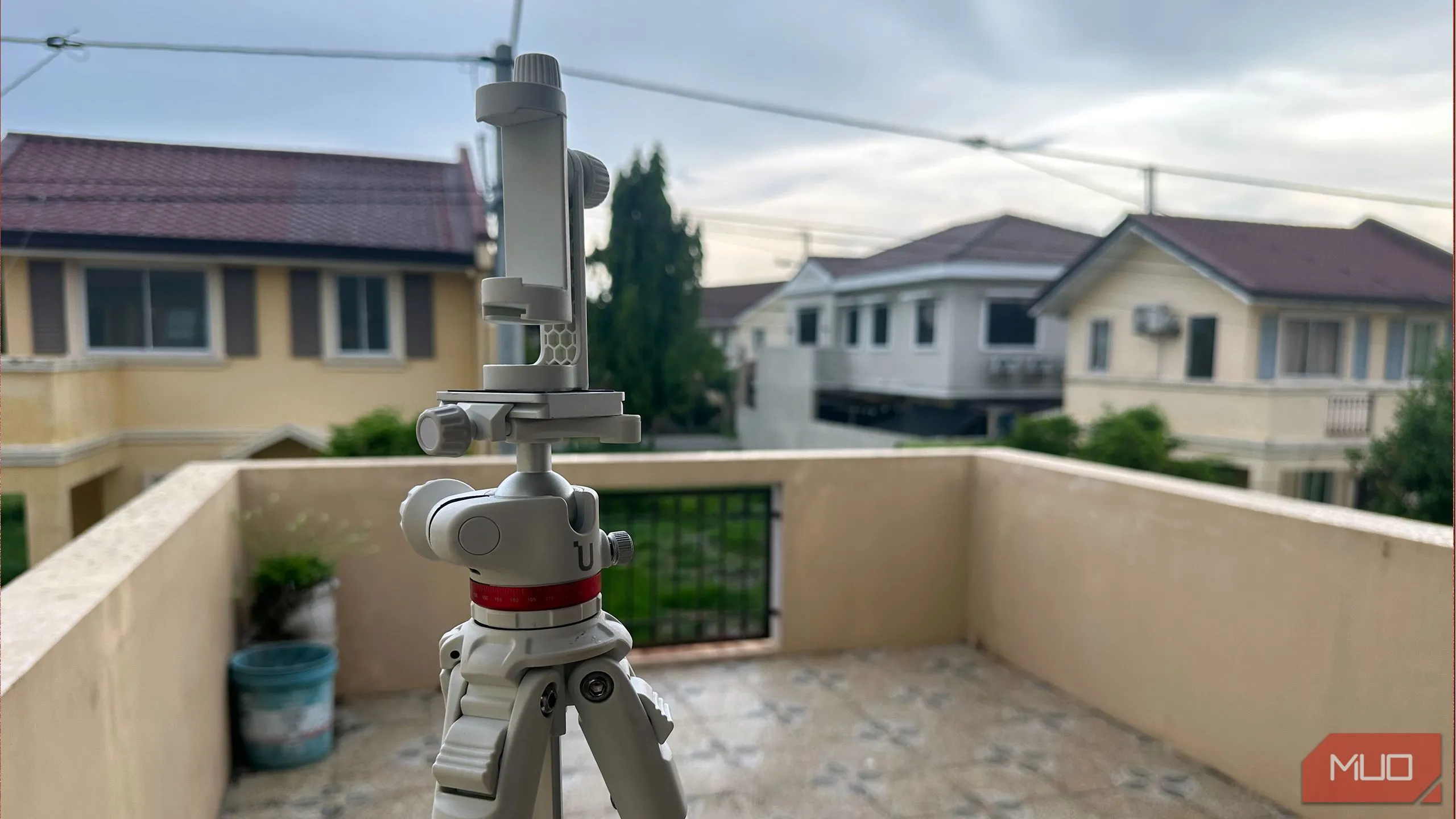 Hình ảnh chân máy ảnh (tripod) chắc chắn loại DSLR kết hợp với kẹp giữ điện thoại, cho thấy sự ổn định cần thiết khi quay timelapse bằng smartphone.