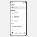 Hình ảnh giao diện ứng dụng Uber được tối ưu hóa, hiển thị các nút lớn và chữ rõ ràng để hỗ trợ người dùng, đặc biệt là người cao tuổi.