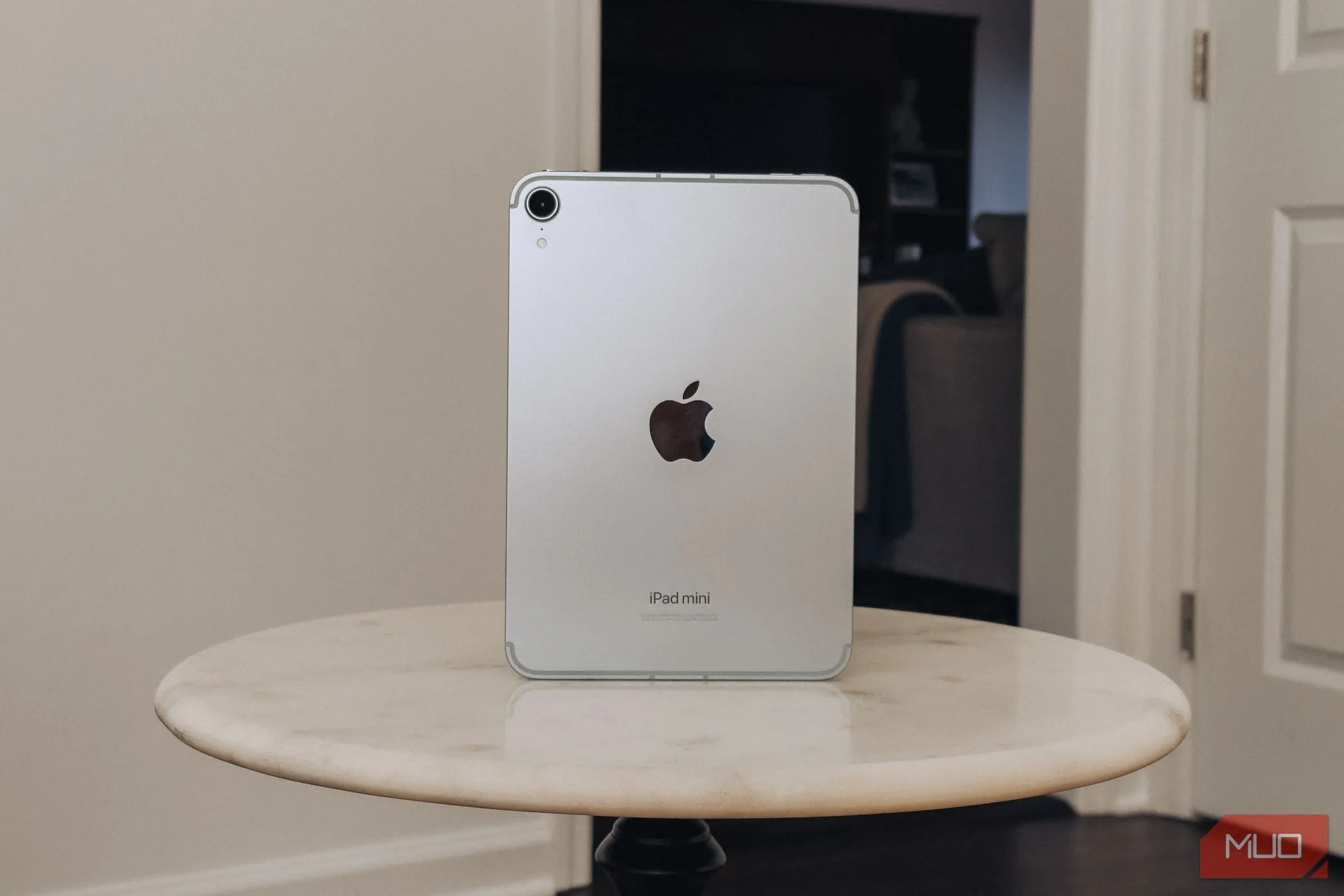 Hình ảnh iPad mini (phiên bản dùng chip A17 Pro) đặt trên bàn, tượng trưng cho sự phức tạp trong cách đặt tên thiết bị phần cứng Apple.