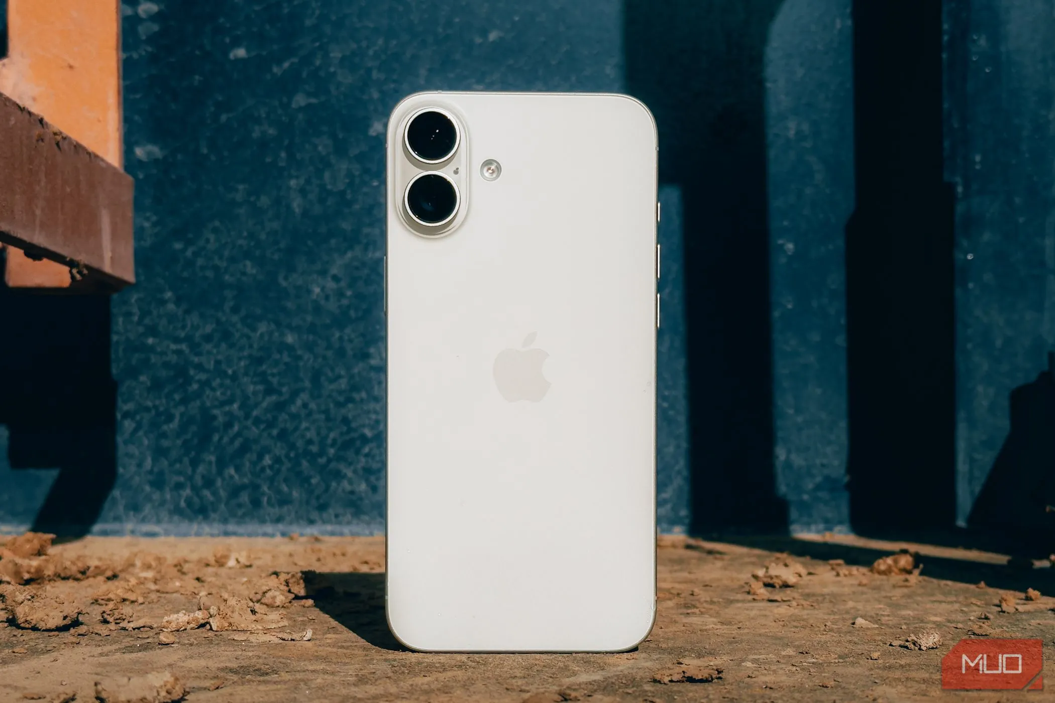 Hình ảnh iPhone 16 Plus bị bỏ lại trên vỉa hè, biểu tượng của thiết bị bị đánh mất