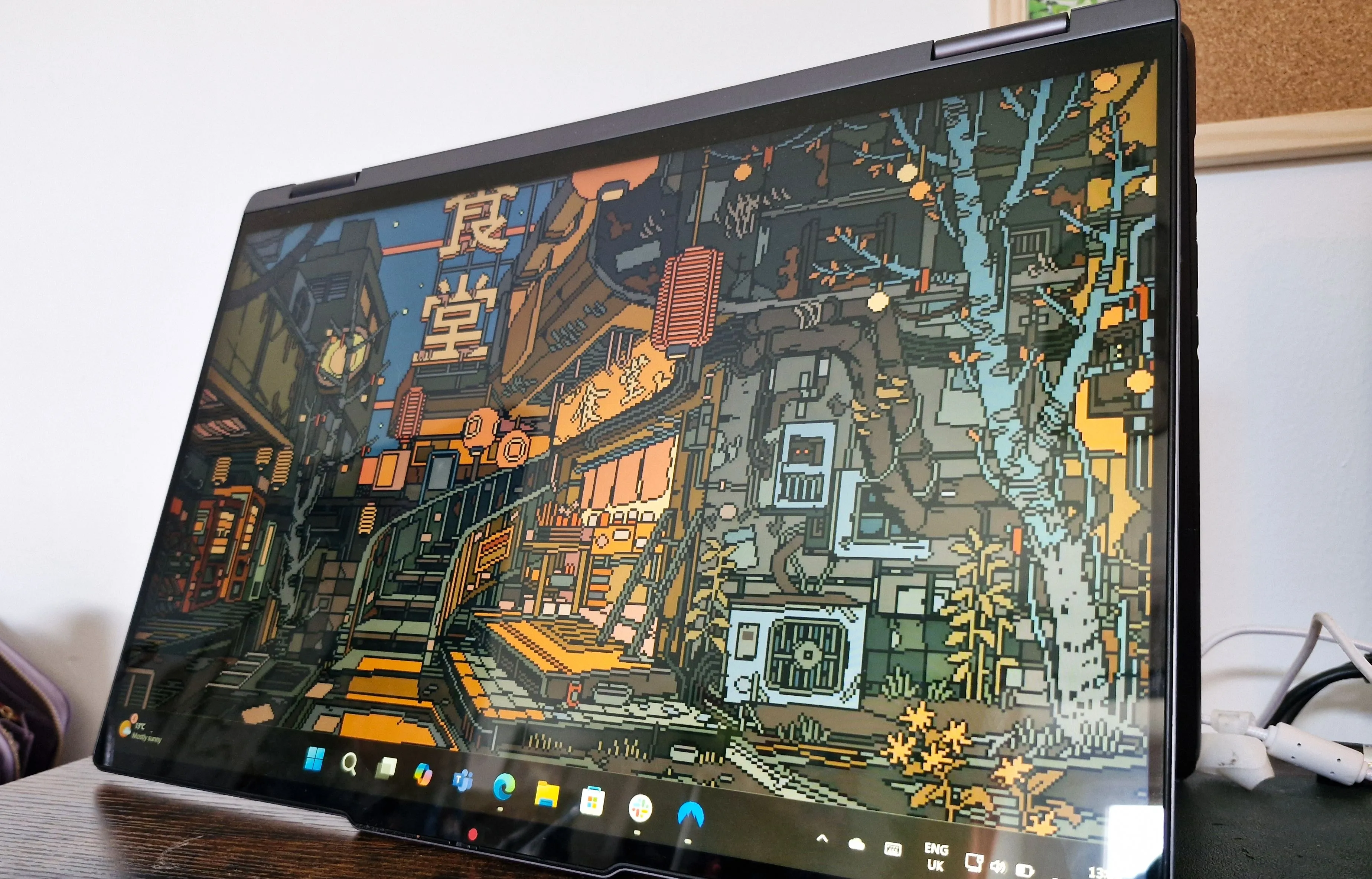Hình ảnh laptop Lenovo Yoga 7 ở chế độ tablet