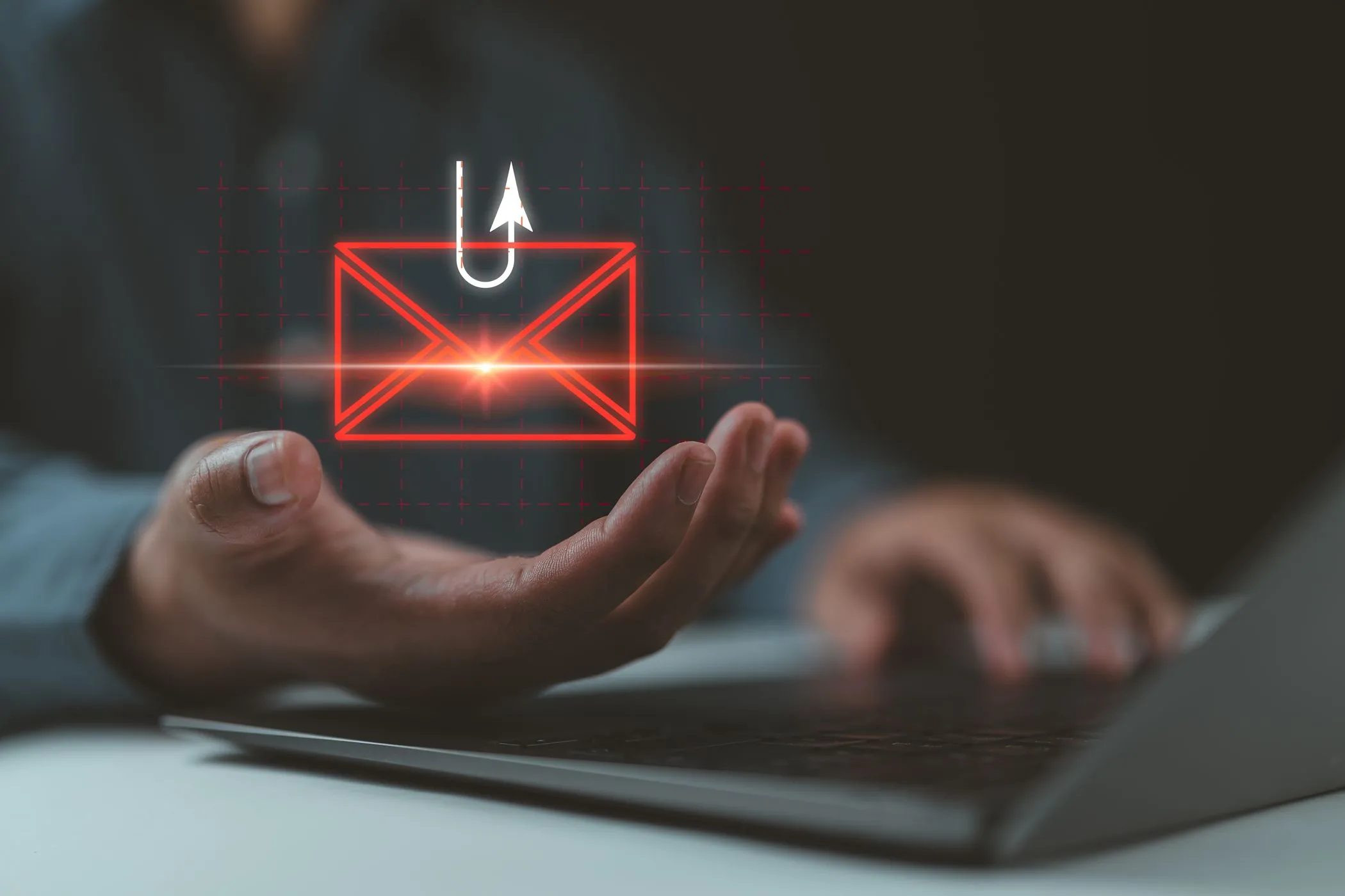 Hình ảnh minh họa email lừa đảo tuyển dụng với biểu tượng phong bì và móc câu bên cạnh laptop.