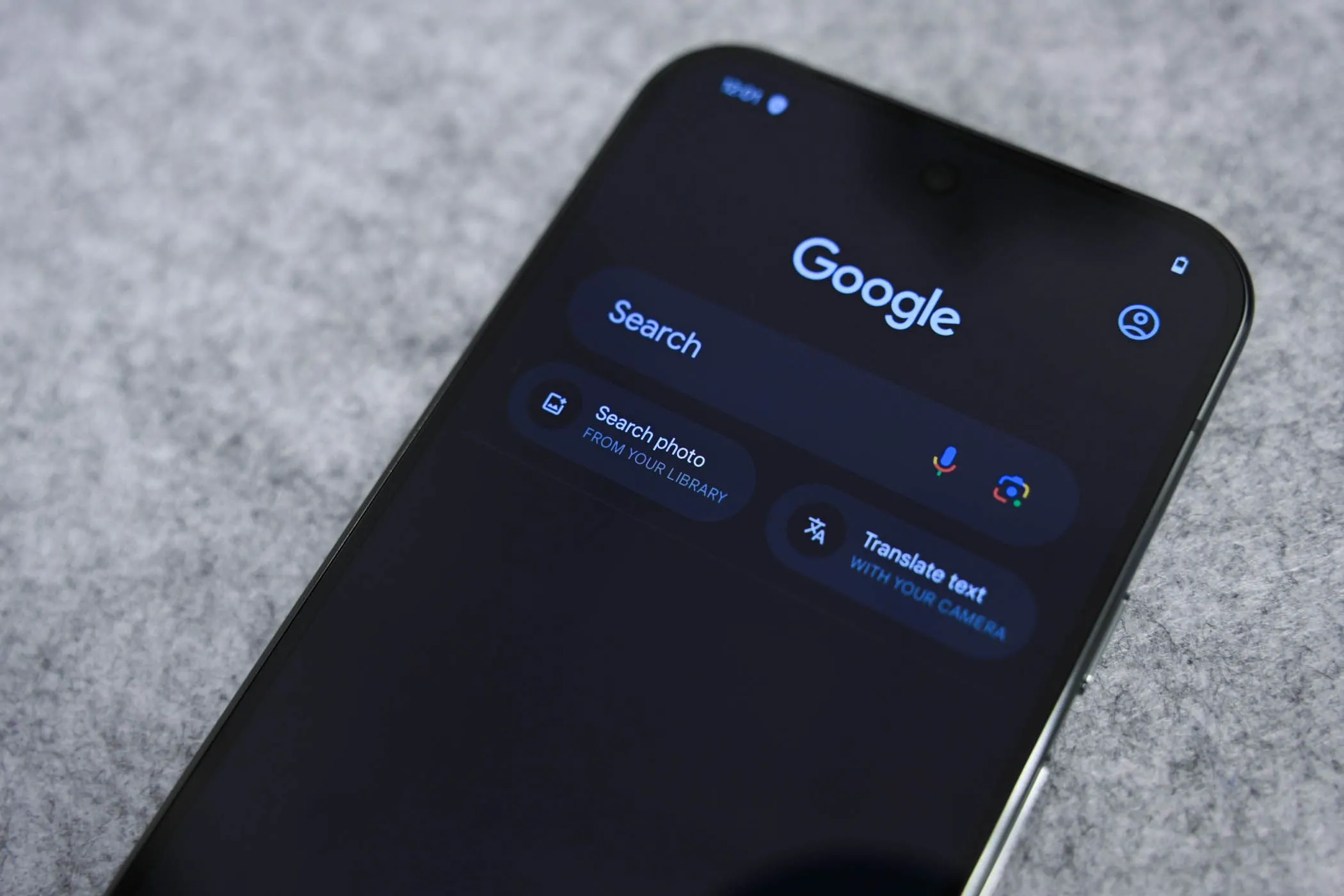 Hình ảnh mô phỏng tính năng tìm kiếm AI trên Google Pixel 9 Pro XL, thể hiện khả năng truy vấn phức tạp của Gemini