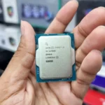 Hình ảnh một bộ vi xử lý Intel Core i9 thế hệ 14 đang được giữ trong lòng bàn tay, minh họa cho chip máy tính và cấu trúc microcode có thể bị tấn công bởi ransomware.
