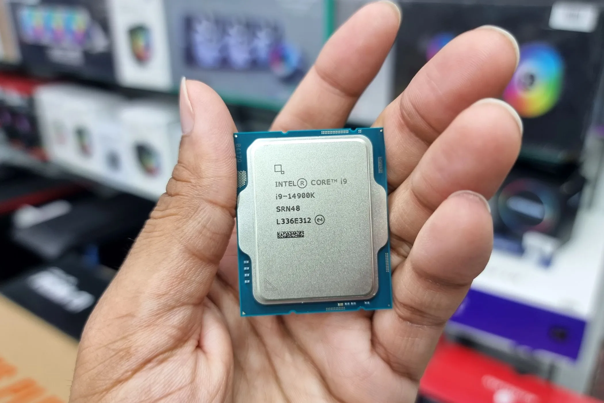 Hình ảnh một bộ vi xử lý Intel Core i9 thế hệ 14 đang được giữ trong lòng bàn tay, minh họa cho chip máy tính và cấu trúc microcode có thể bị tấn công bởi ransomware.