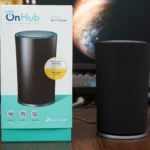 Hình ảnh một người đang thiết lập router Mesh Wi-Fi qua ứng dụng di động, minh họa sự đơn giản trong quá trình cài đặt hệ thống Wi-Fi lưới.