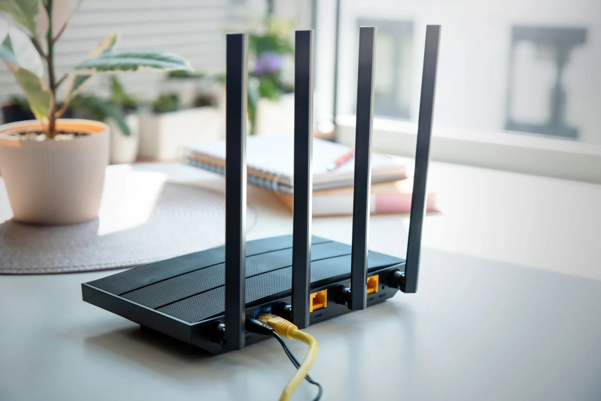 Hình ảnh một router Wi-Fi hiện đại với bốn anten, biểu tượng của giải pháp mạng phụ cho khách