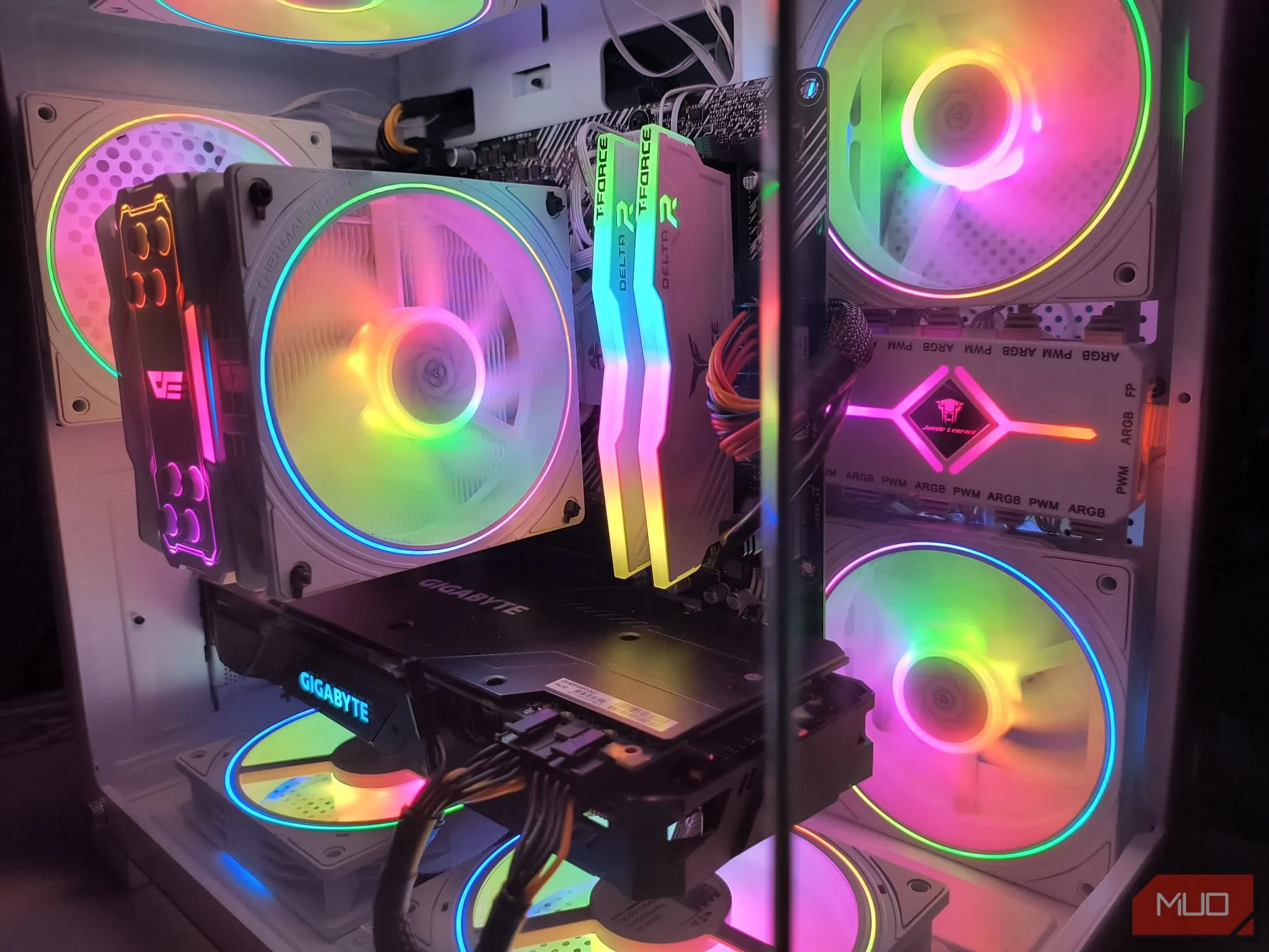 Hình ảnh nội thất PC tự lắp, cho thấy hệ thống quạt case được bố trí khoa học, giúp tăng cường luồng khí và giữ nhiệt độ ổn định.
