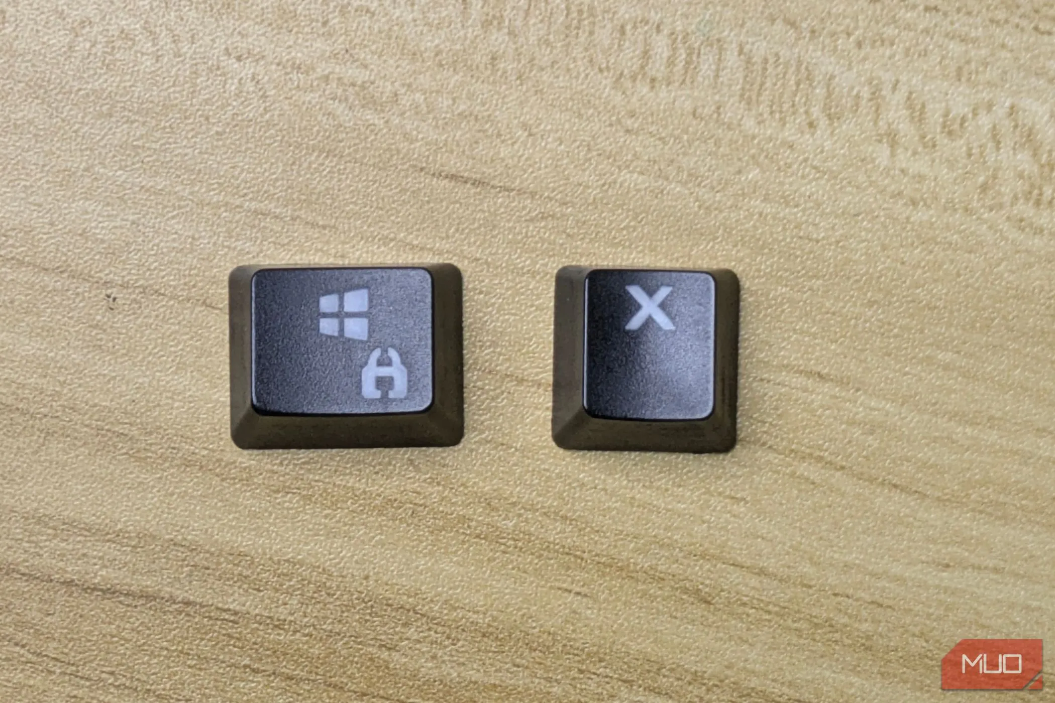 Hình ảnh phím Windows và phím X trên bàn phím minh họa tổ hợp phím tắt mở Start menu ẩn Windows 11