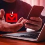 Hình ảnh tin nhắn lừa đảo Smishing với biểu tượng phong bì bên cạnh laptop, minh họa nguy cơ chặn SMS.
