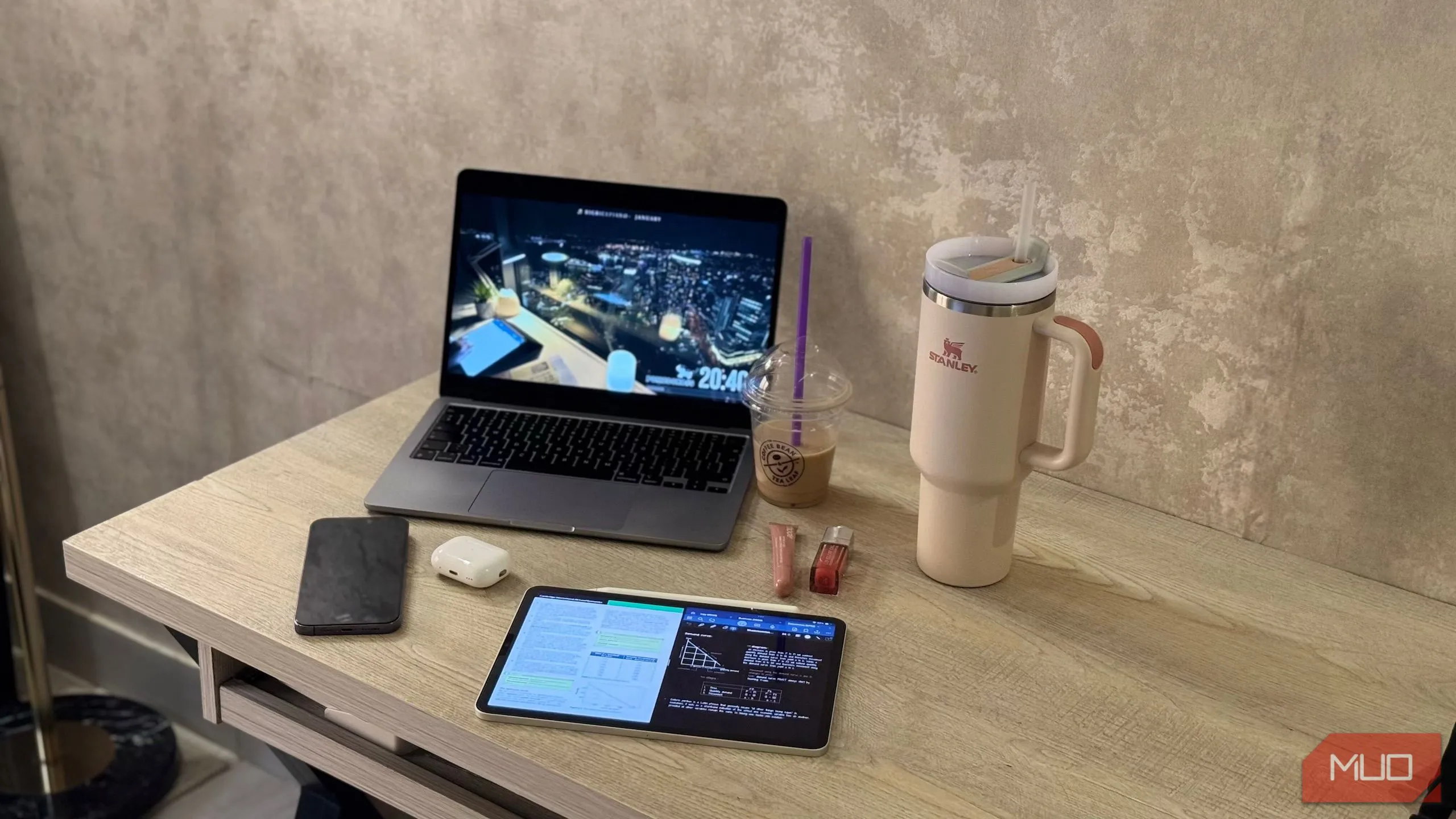 Học bài trong khi xem stream "Study With Me" để duy trì sự tập trung
