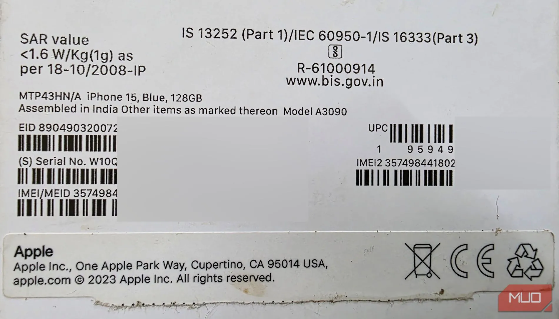 Hộp bán lẻ của iPhone với nhãn dán hiển thị số IMEI và các thông tin khác của thiết bị.