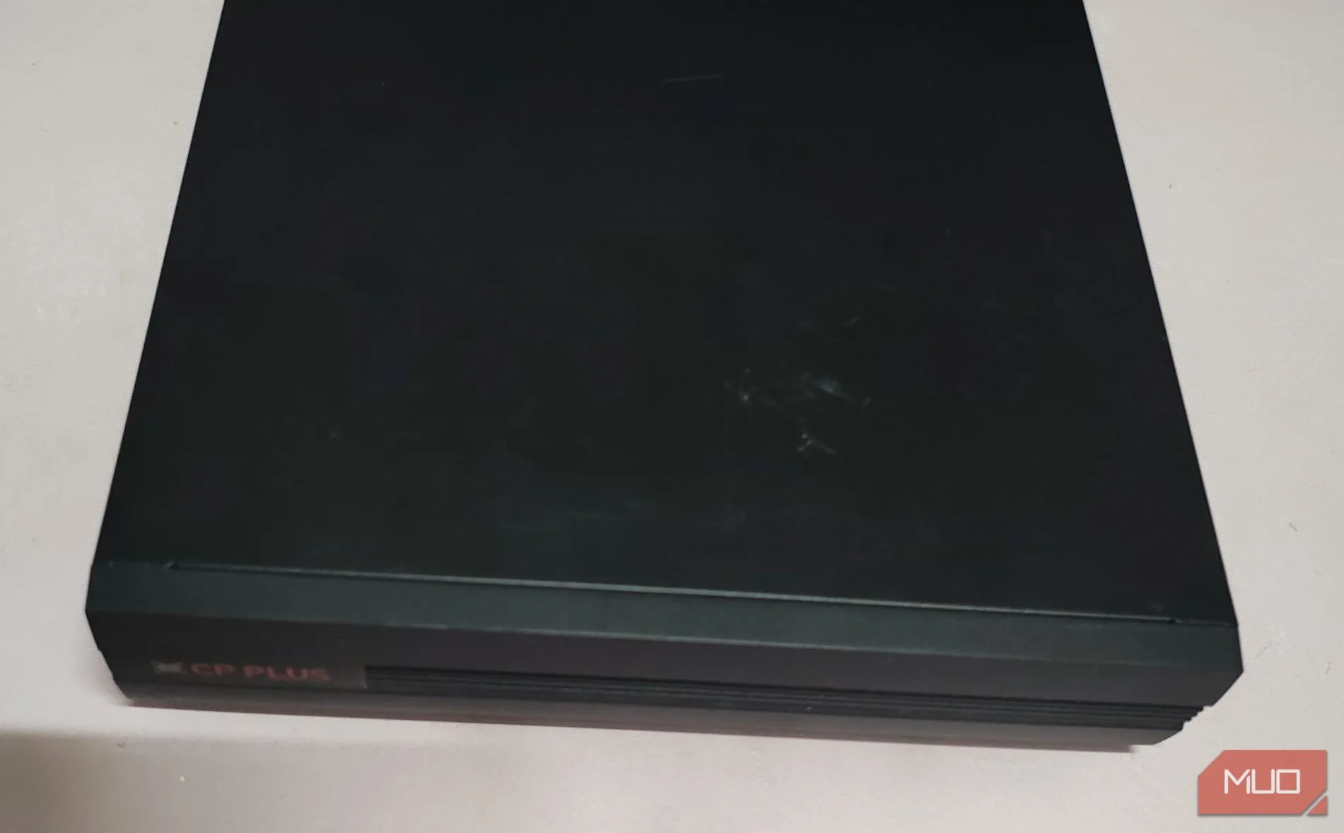 Hộp đầu ghi hình DVR đặt trên bàn trắng, cho phép lắp đặt ổ cứng để lưu trữ dữ liệu từ hệ thống camera an ninh.