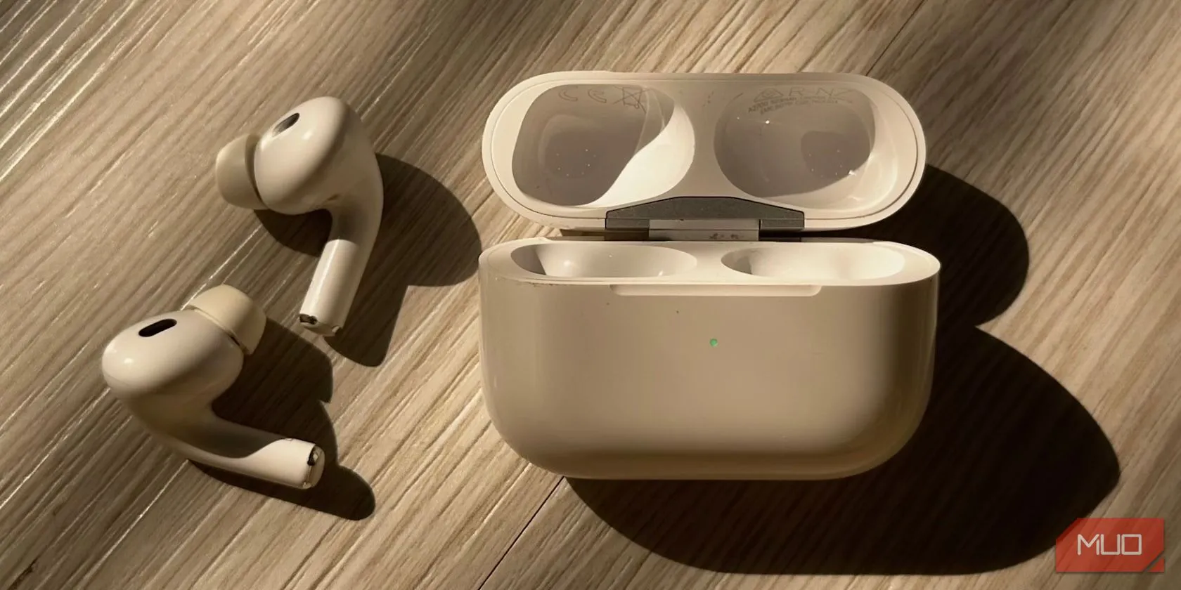 Hộp sạc AirPods hình chữ nhật ngang với đèn báo trạng thái màu xanh, thường thấy trên AirPods thế hệ 3 hoặc AirPods Pro
