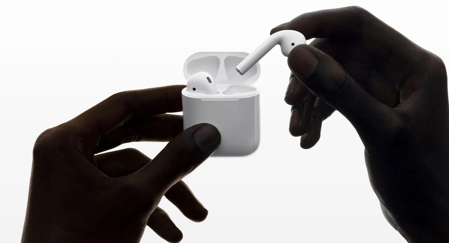 Hộp sạc của AirPods thế hệ thứ hai với đèn báo trạng thái nằm ở bên trong, minh họa đặc điểm nhận diện thiết kế