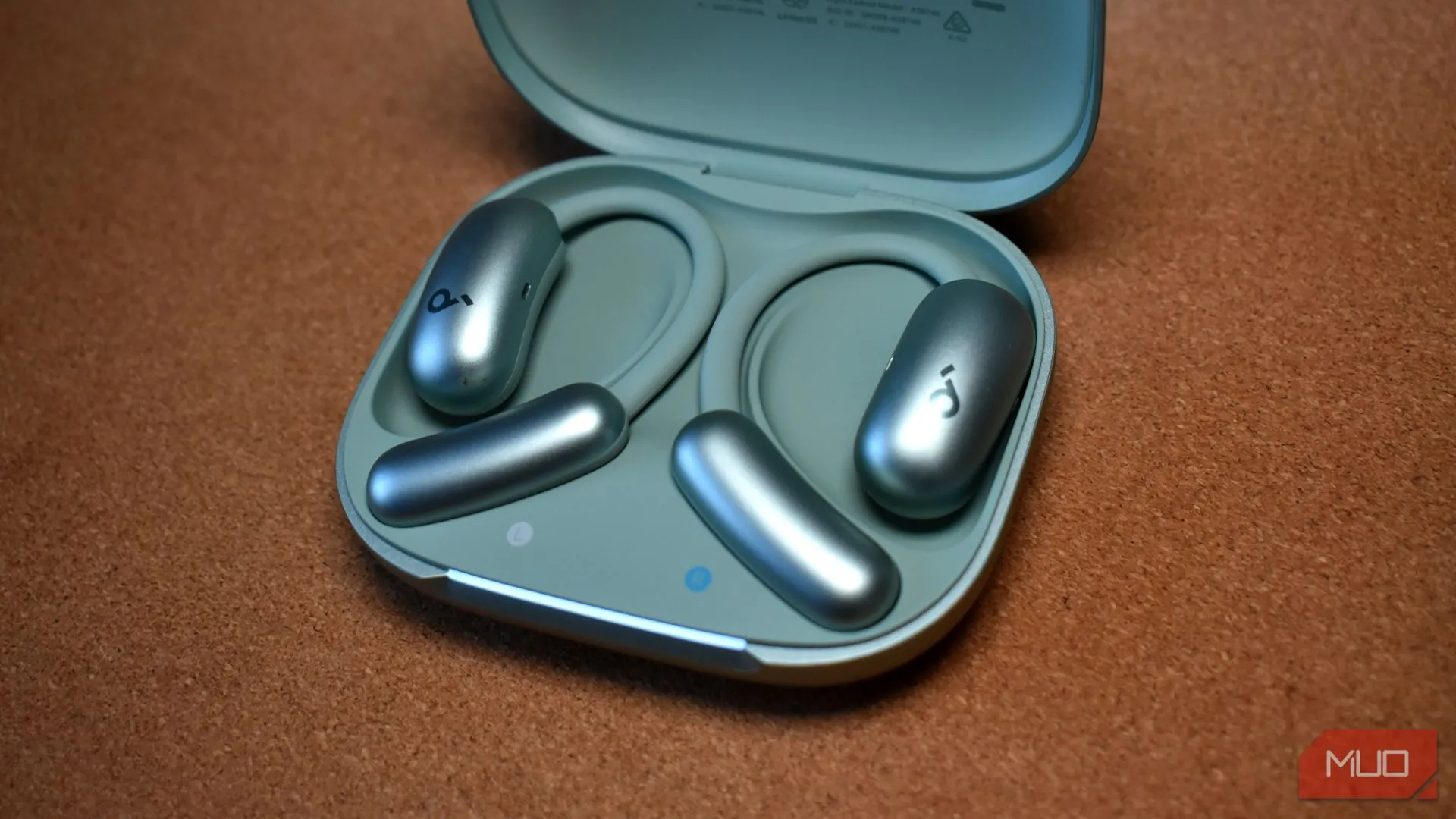 Hộp sạc Soundcore AeroFit 2 cùng tai nghe cận cảnh