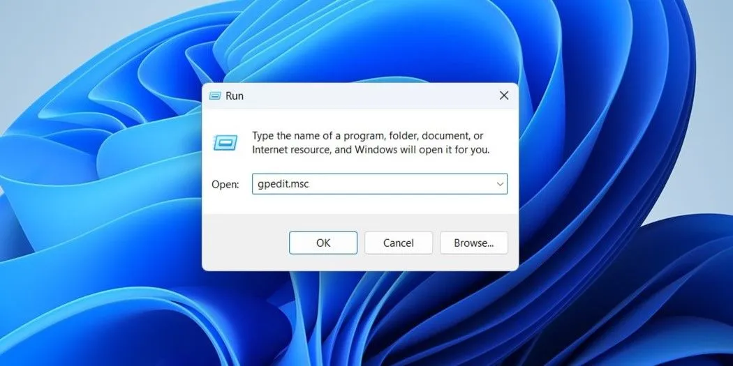 Hộp thoại Run trong Windows 11 với lệnh 'gpedit.msc' được nhập sẵn để mở Local Group Policy Editor