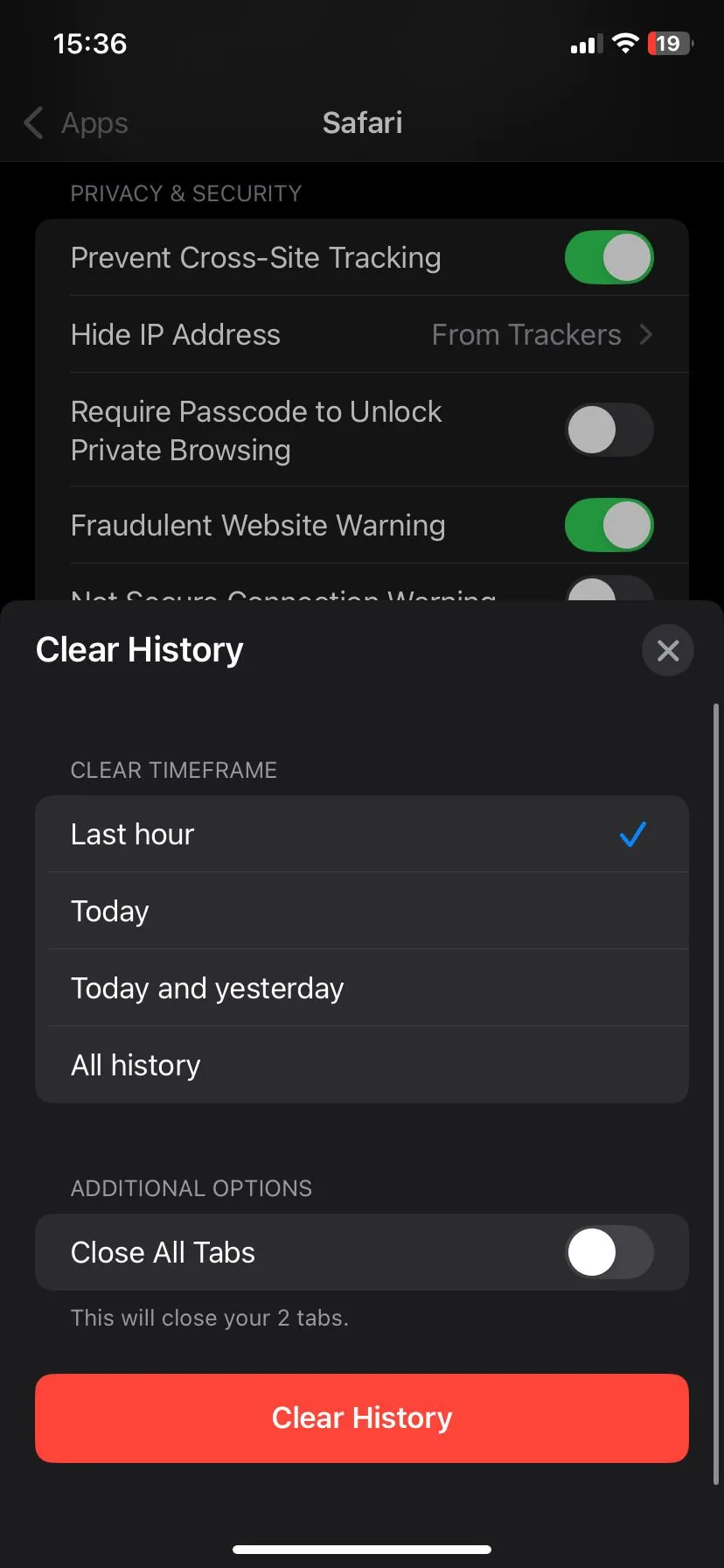 Hộp thoại xác nhận xóa lịch sử và dữ liệu trang web trên Safari, giúp giải phóng bộ nhớ iPhone hiệu quả.