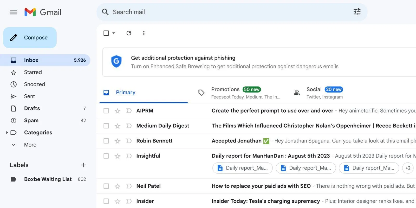 Hộp thư đến Gmail với nhiều email chưa đọc, biểu tượng cho sự quá tải thông tin