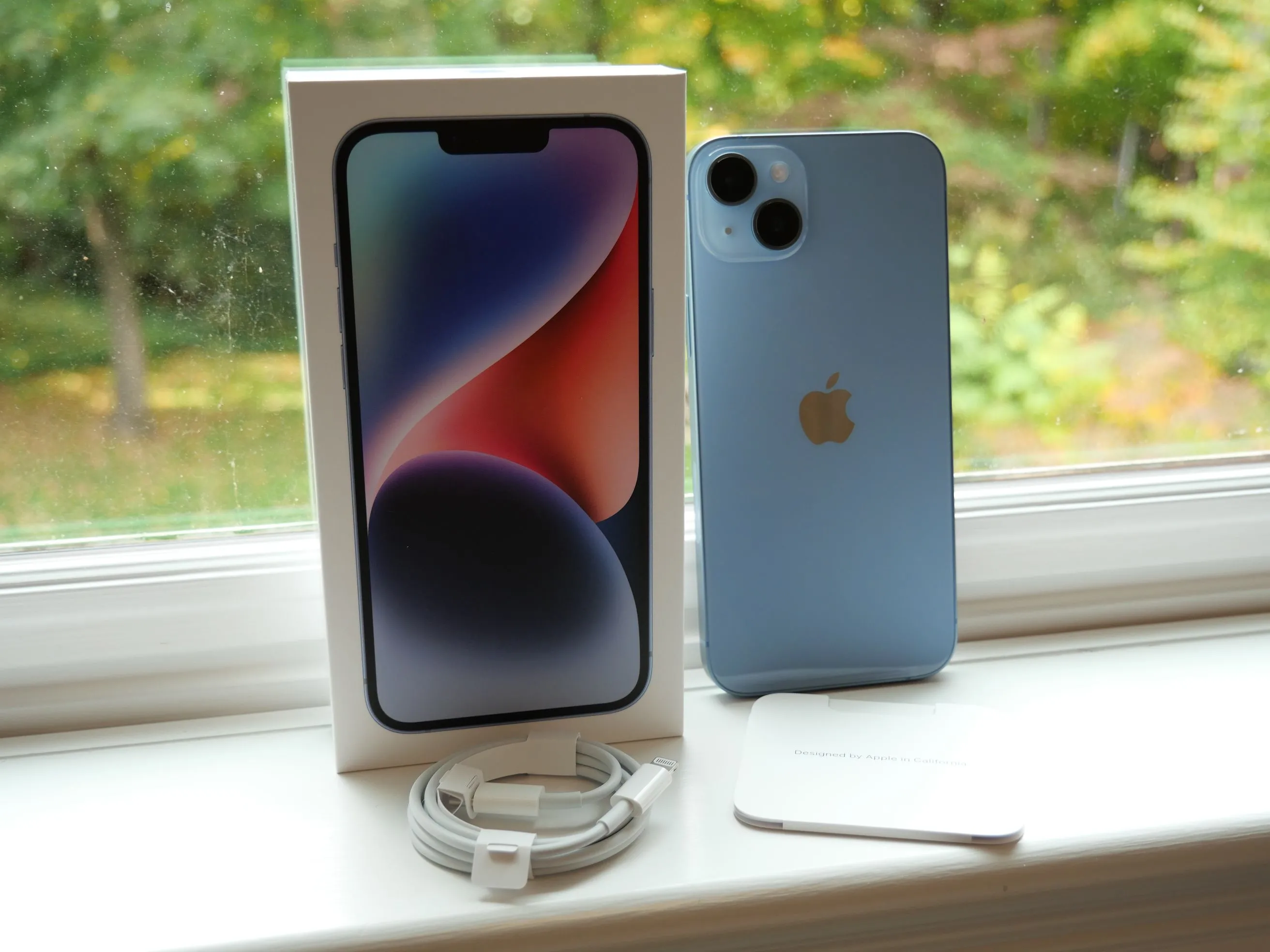 Hộp và các phụ kiện bên trong của iPhone 14 Plus