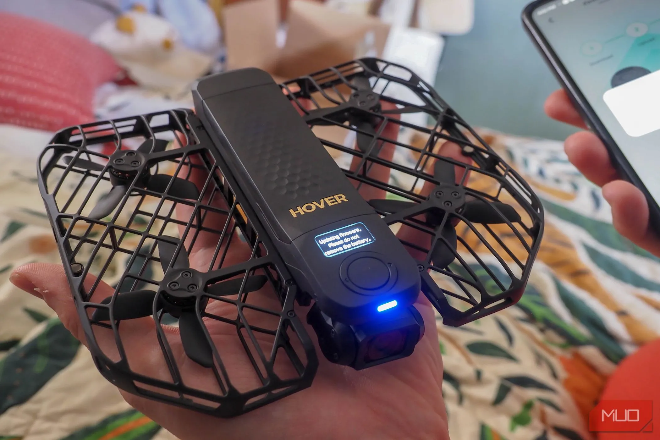 HOVERAir X1 Promax đang thực hiện cập nhật firmware qua ứng dụng, có thể sử dụng trong nhà