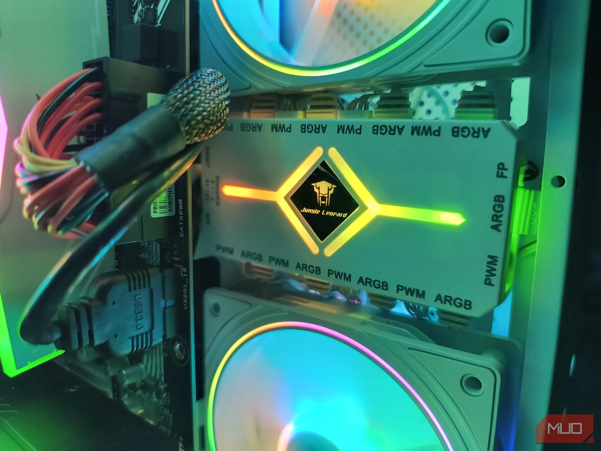 Hub điều khiển quạt và đèn ARGB bên trong PC, giúp quản lý dây cáp gọn gàng và tùy chỉnh hiệu ứng ánh sáng dễ dàng.