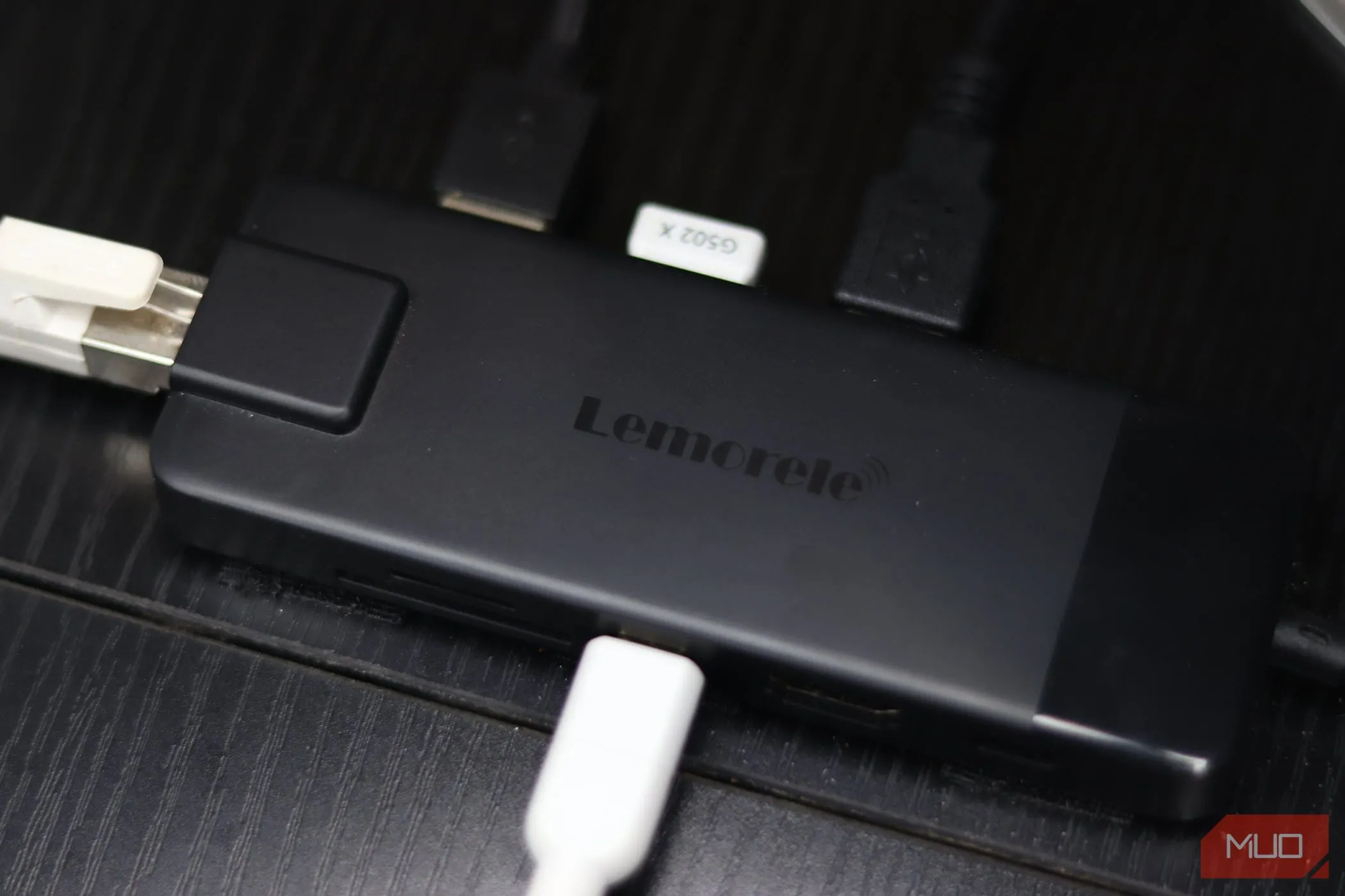 Hub USB-C màu đen nhỏ gọn kết nối với laptop, giúp mở rộng cổng kết nối và tối ưu không gian làm việc.