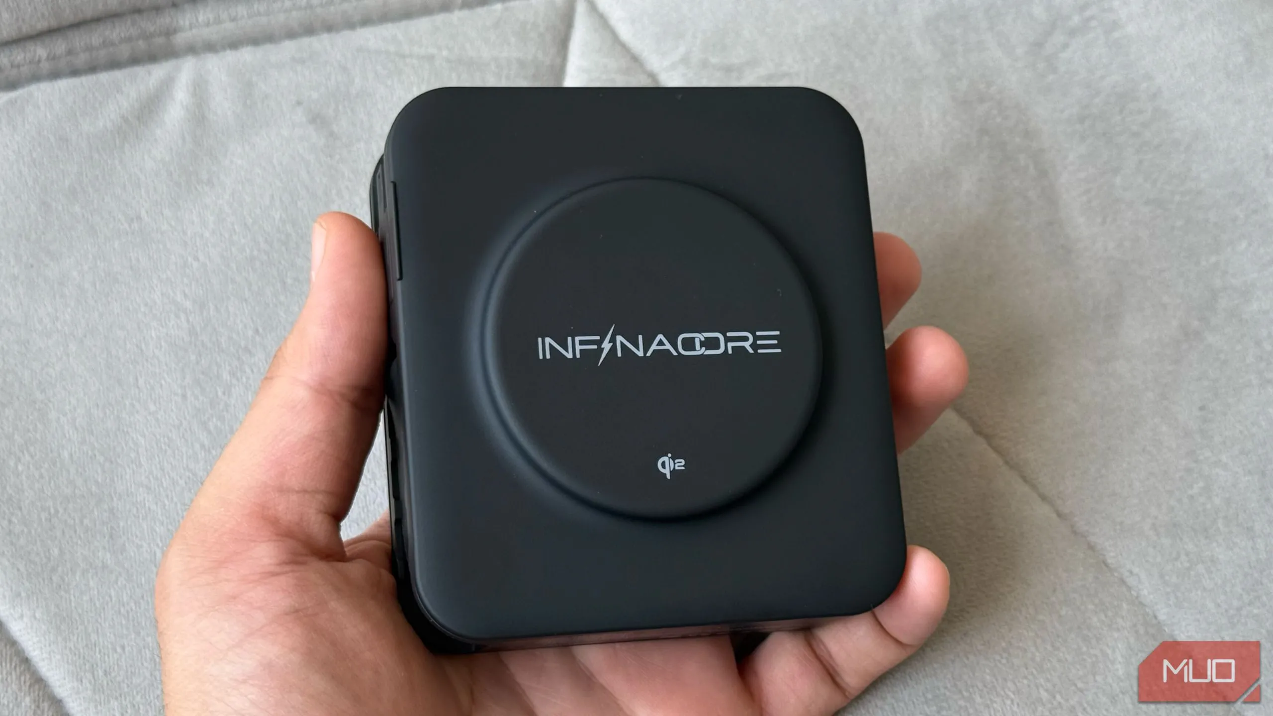 InfinaCore P3 Pro với sạc không dây Qi2, thiết kế cầm tay tiện lợi