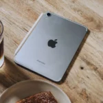 iPad Mini (A17 Pro) đặt trên bàn cà phê cùng đồ ăn, thể hiện tính di động