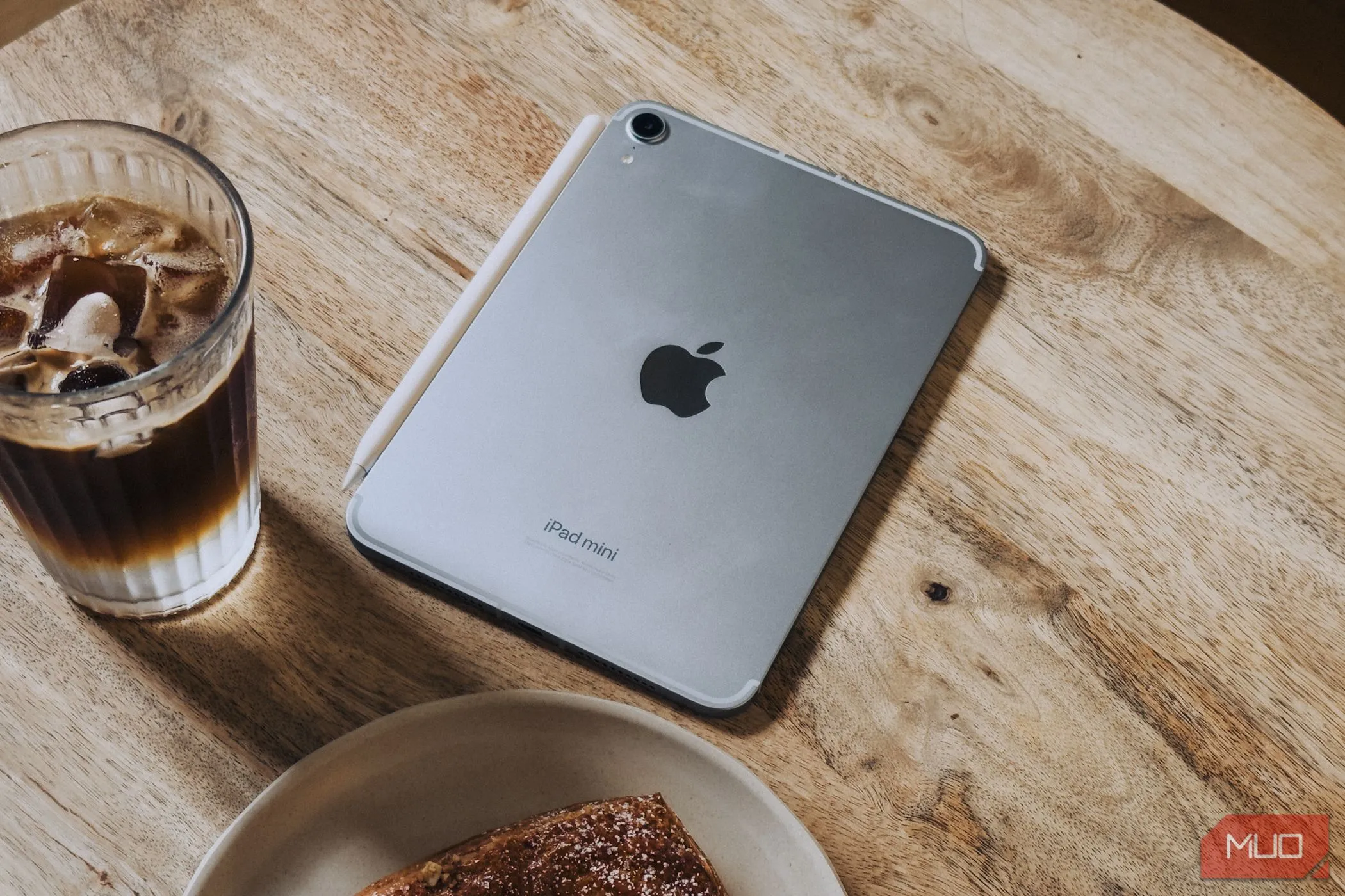iPad Mini (A17 Pro) đặt trên bàn cà phê cùng đồ ăn, thể hiện tính di động