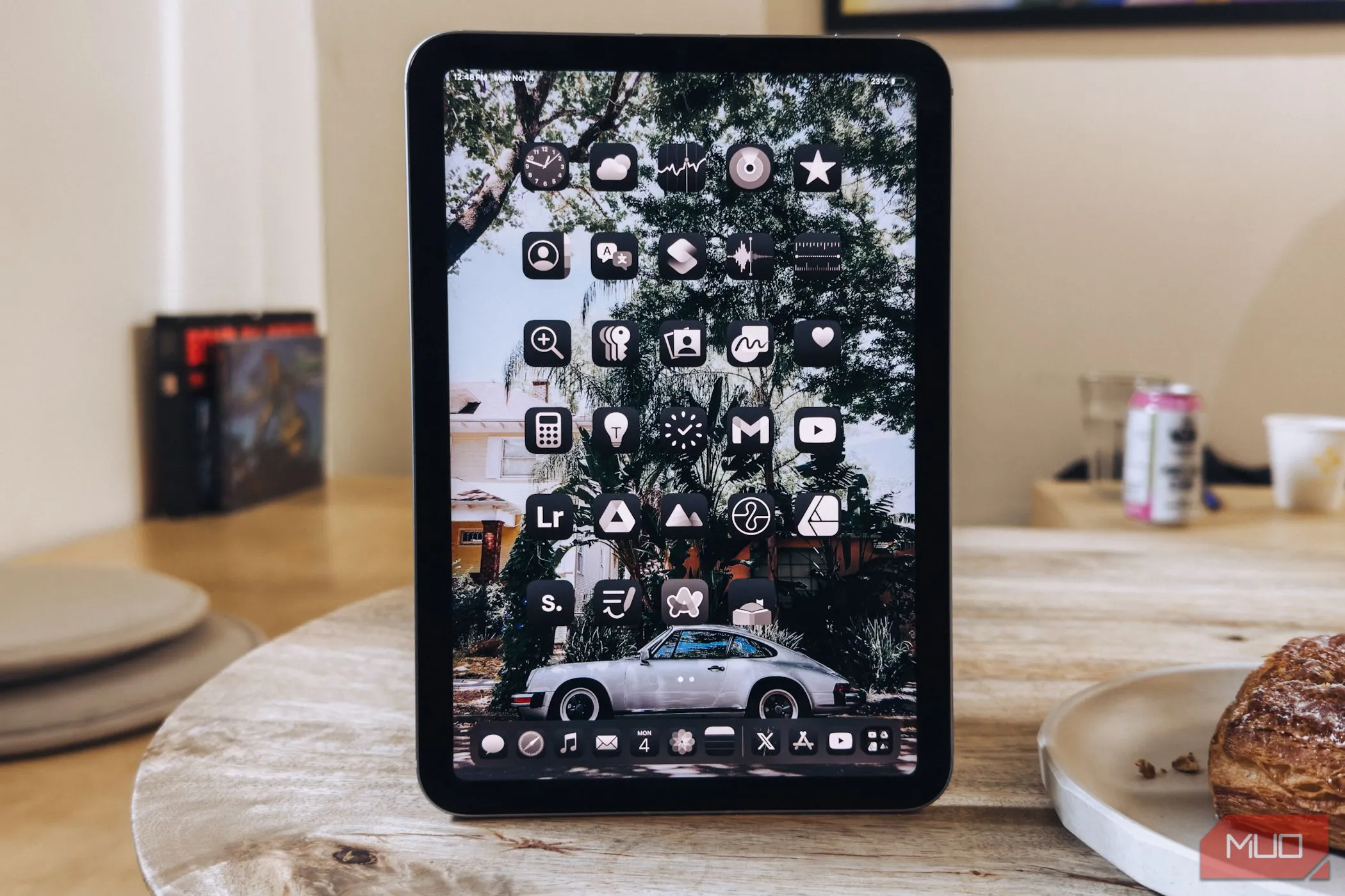 iPad Mini (A17 Pro) hiển thị ở chế độ dọc trên bàn, minh họa thiết kế nhỏ gọn