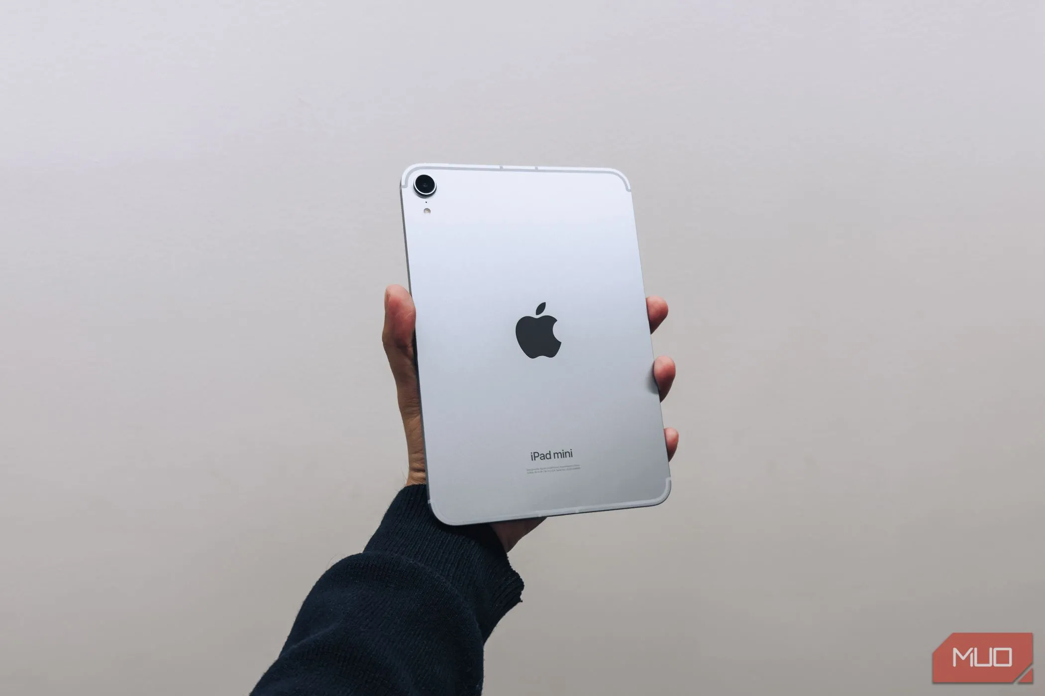 iPad Mini (A17 Pro) trong tay, làm nổi bật thiết kế tối giản và tính tiện dụng