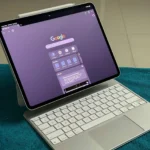 iPad Pro sử dụng Magic Keyboard với trình duyệt Google Chrome, minh họa hạn chế khi làm việc trên đùi.