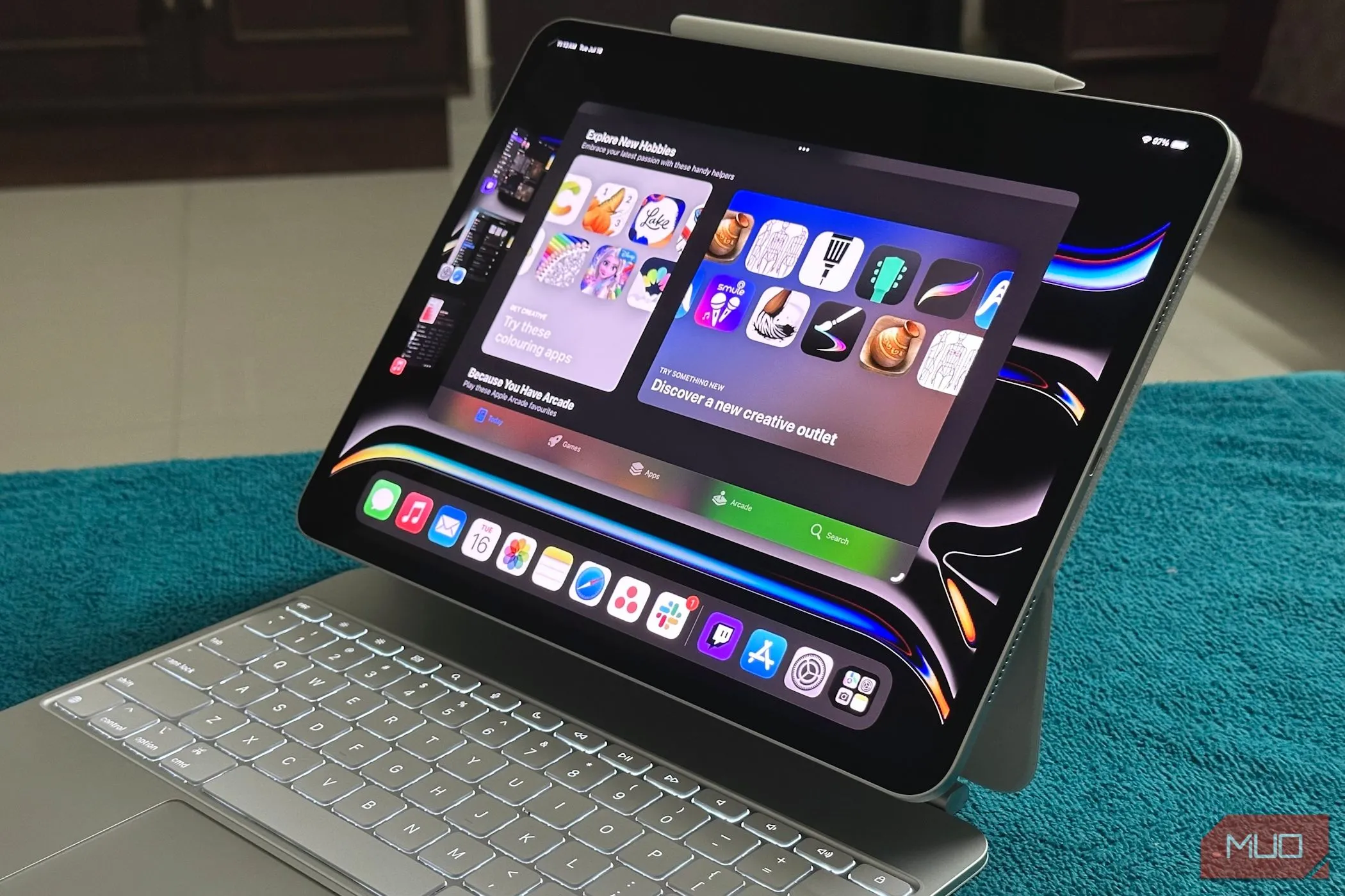iPad Pro sử dụng tính năng Stage Manager khi kết nối với bàn phím Magic Keyboard