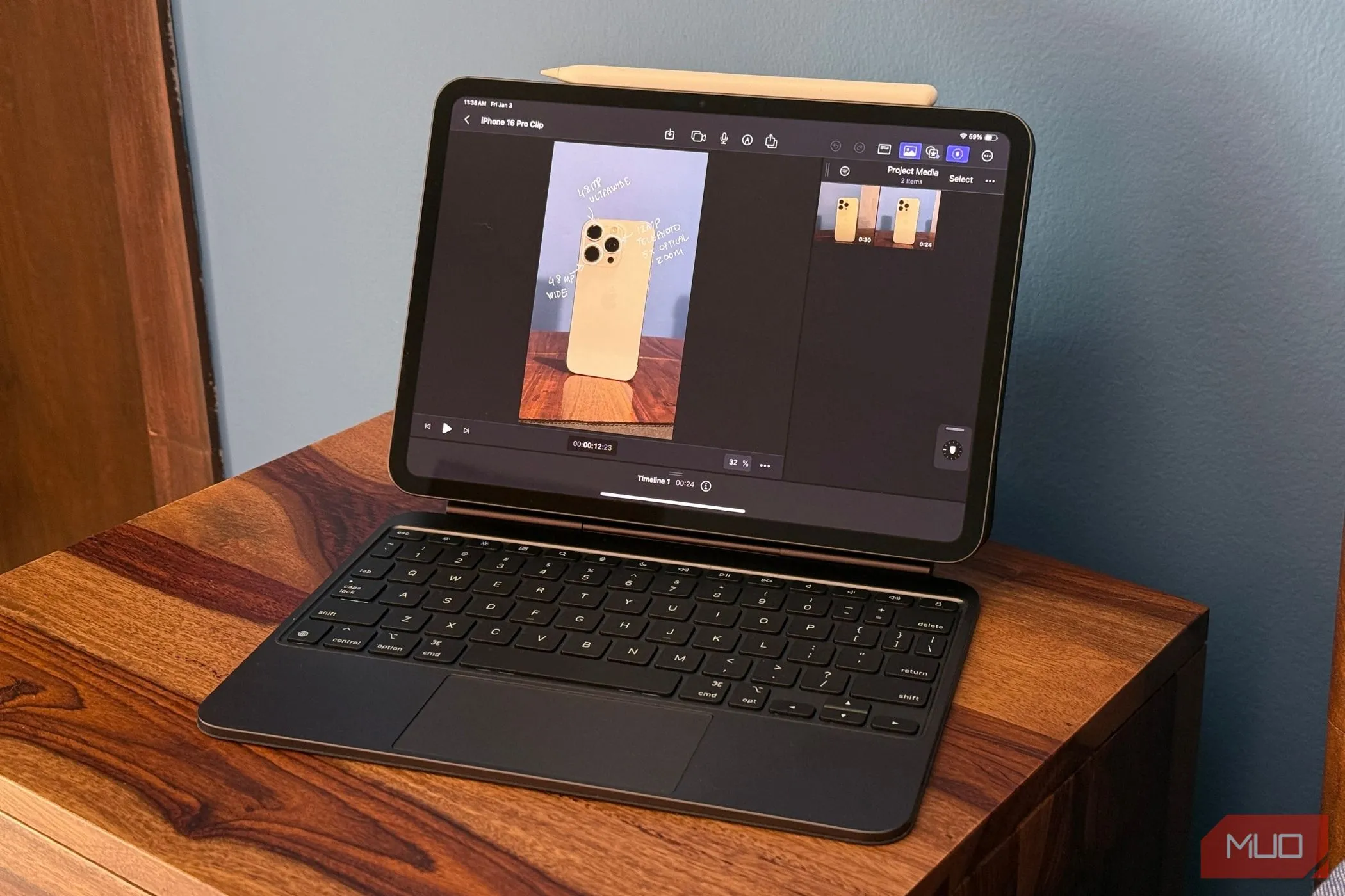iPad Pro sử dụng ứng dụng Final Cut Pro trên Magic Keyboard, minh họa thiết bị cao cấp với chi phí bảo trì tiềm năng cao.