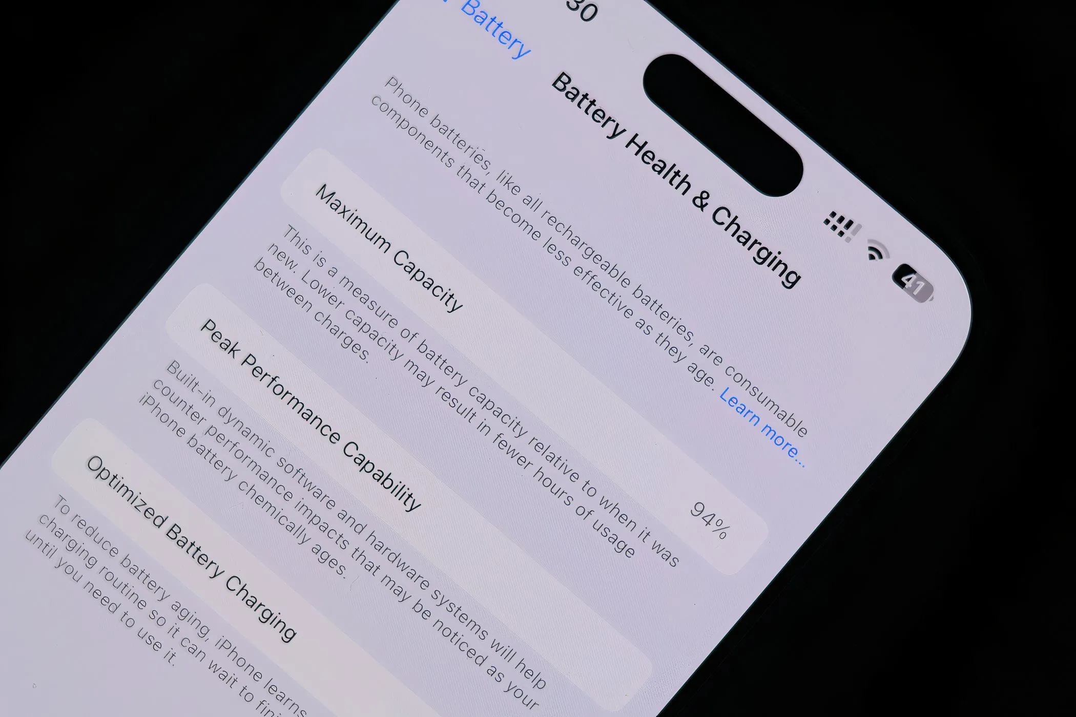 iPhone 14 Pro hiển thị menu Sức khỏe Pin trong iOS