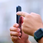 iPhone 15 Pro với nút Action Button trên tay người dùng, minh họa tính năng phụ ít được sử dụng thường xuyên.