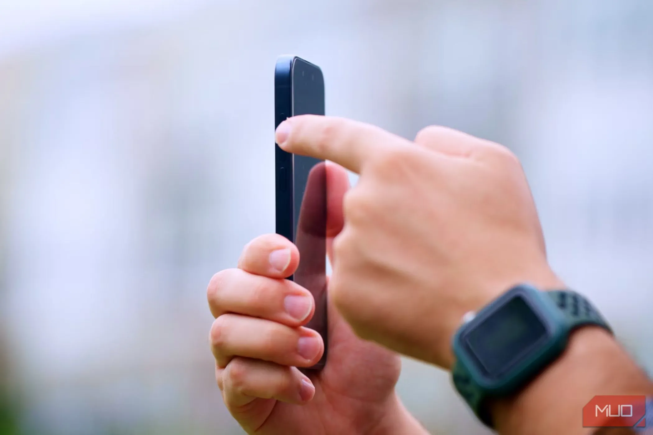 iPhone 15 Pro với nút Action Button trên tay người dùng, minh họa tính năng phụ ít được sử dụng thường xuyên.