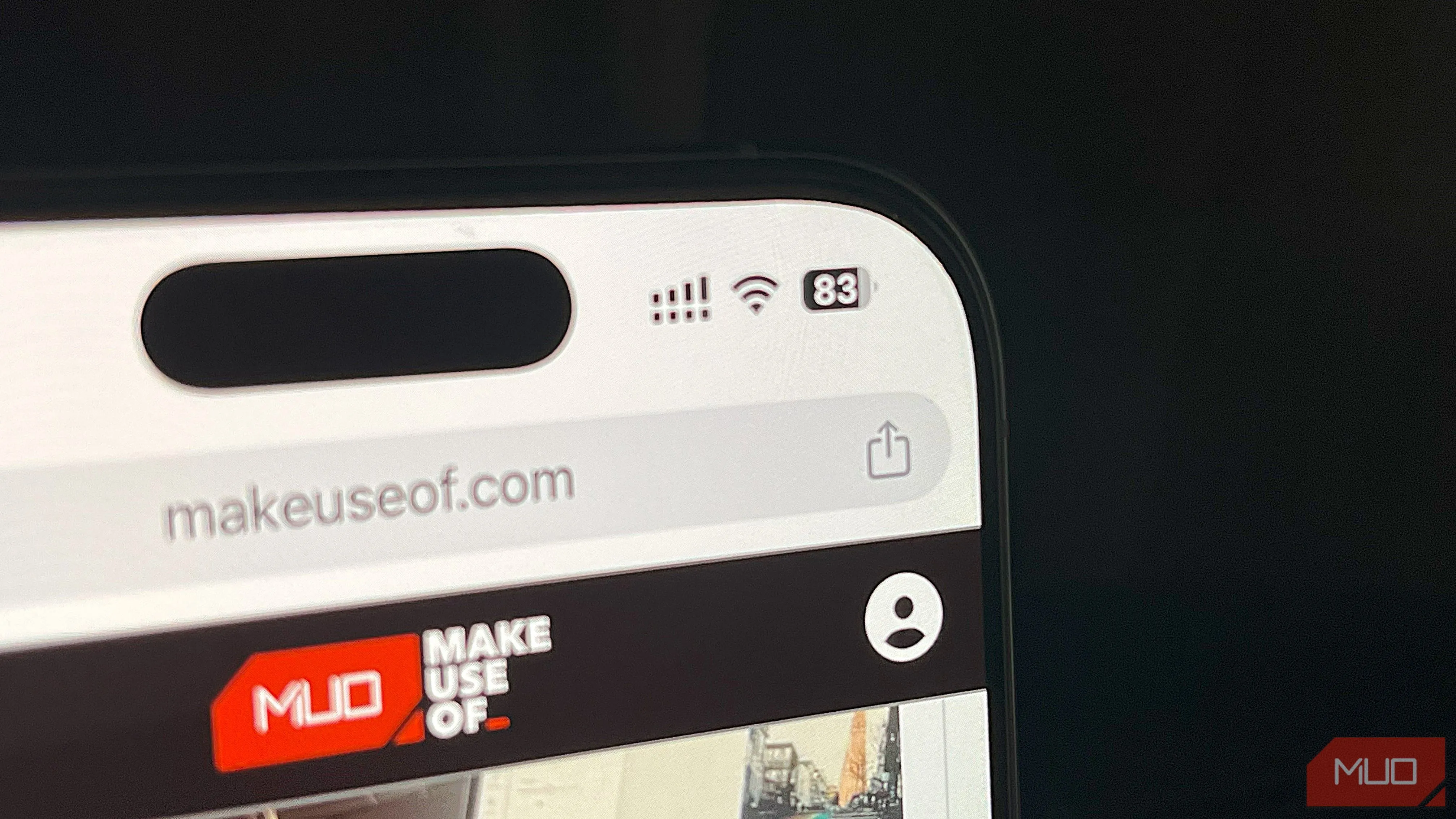 iPhone 16 Pro chạy Chrome với phần trăm pin hiển thị, trong quá trình thử nghiệm hiệu suất pin