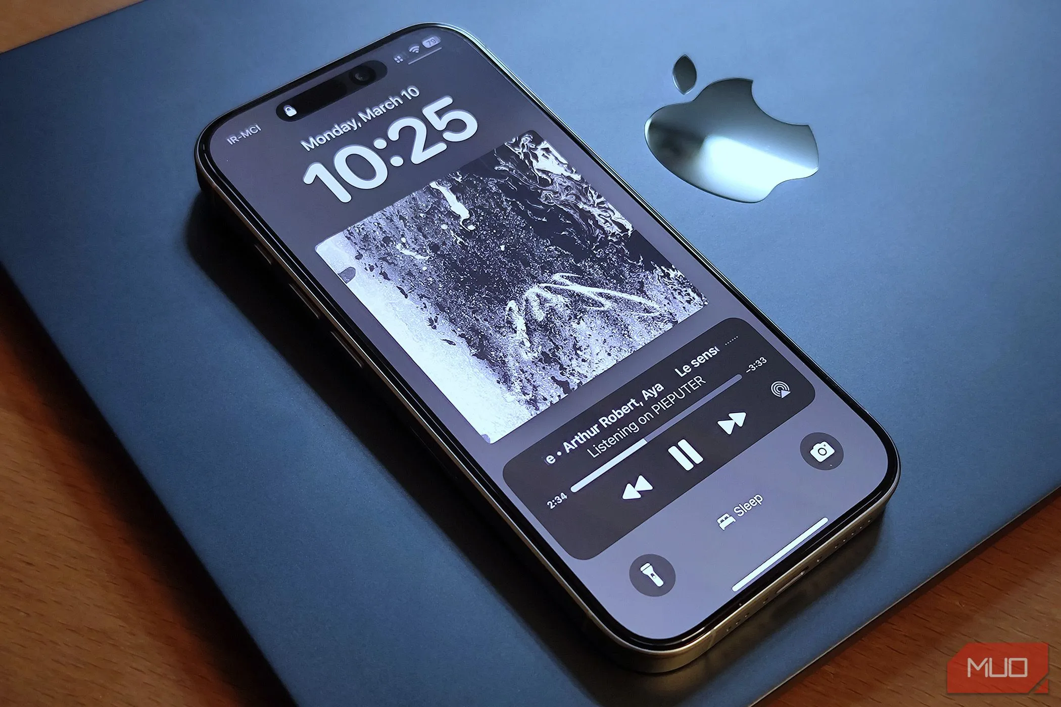iPhone 16 Pro đặt trên MacBook Air, minh họa tầm quan trọng của ốp lưng bảo vệ