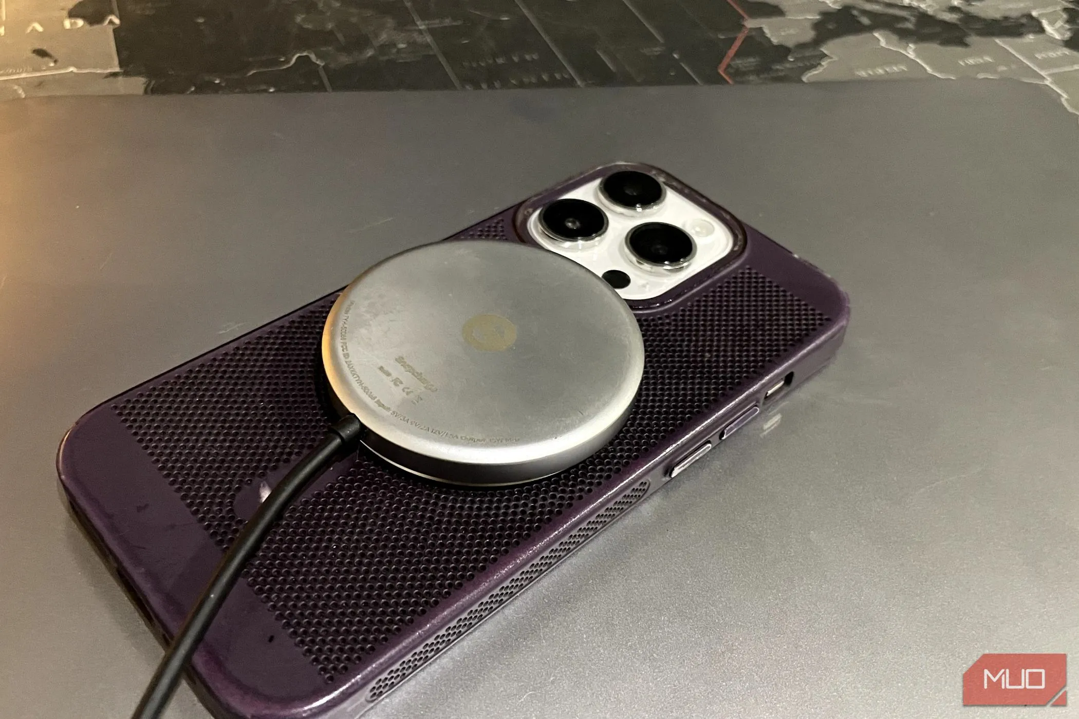 iPhone đang sạc không dây để kiểm tra độ nhạy và lỗi cảm ứng màn hình